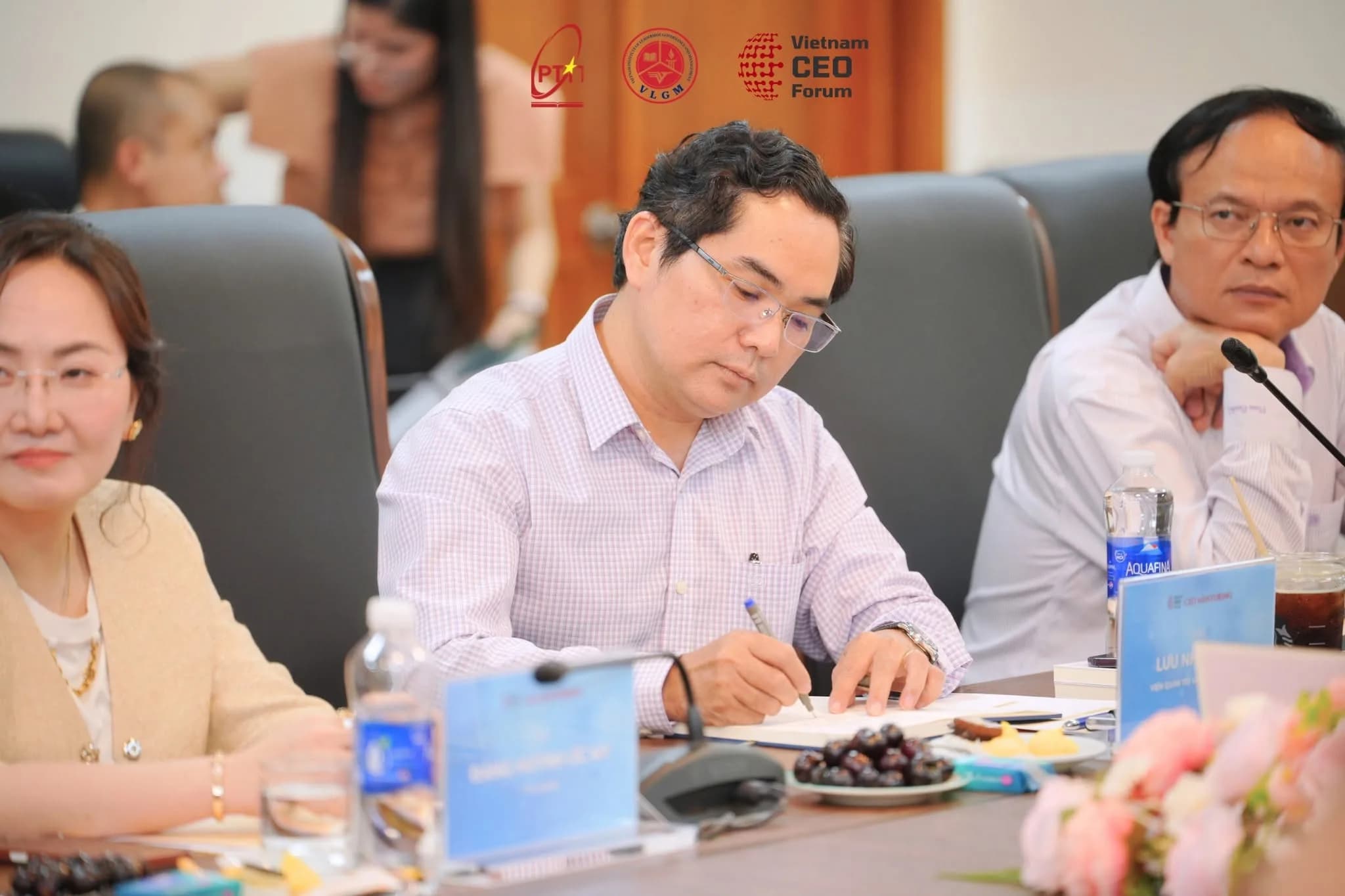 ONLINE × OFFLINE: Online tạo quy mô, offline tạo niềm tin